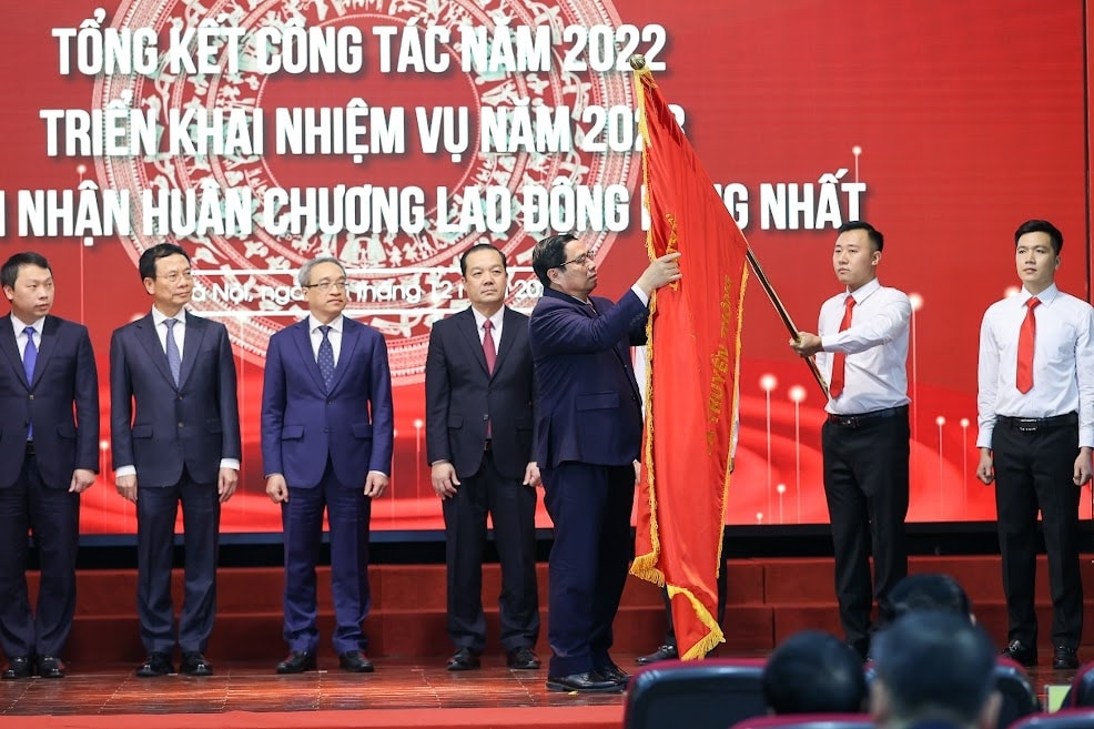 Thủ tướng gắn Huân chương Lao động hạng Nhất lên lá cở truyền thống của Bộ Thông tin và Truyền thông- Ảnh: VGP/Nhật Bắc Thủ tướng gắn Huân chương Lao động hạng Nhất lên lá cở truyền thống của Bộ Thông tin và Truyền thông- Ảnh: VGP/Nhật Bắc