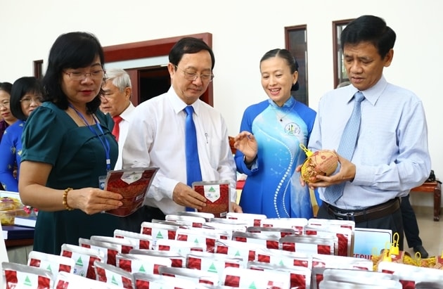 Giai đoạn 2018 – 2022, phong trào lao động sáng tạo, phát huy sáng kiến, cải tiến kỹ thuật ở ĐBSCL được đẩy mạnh, có 9.686 sáng kiến đã được công nhận và áp dụng vào các lĩnh vực. (Trong ảnh: Bộ trưởng Bộ KH&CN Huỳnh Thành Đạt cùng Bí thư Tỉnh ủy Sóc Trăng Lâm Văn Mẫn tham quan sản phẩm trưng bày tại Hội thảo khoa học do Bộ KH&CN phối hợp với UBND tỉnh Sóc Trăng tổ chức sáng ngày 15/12/2022)