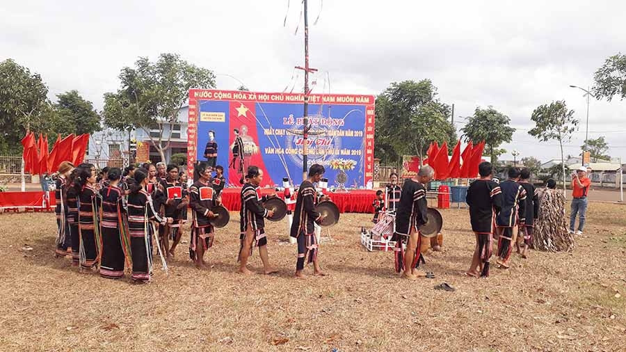 Người có uy tín ở huyện Chư Pưh không chỉ gương mẫu trong phát triển kinh tế mà còn vận động dân làng tham gia giữ gìn bản sắc văn hóa, xây dựng nông thôn mới tại địa phương