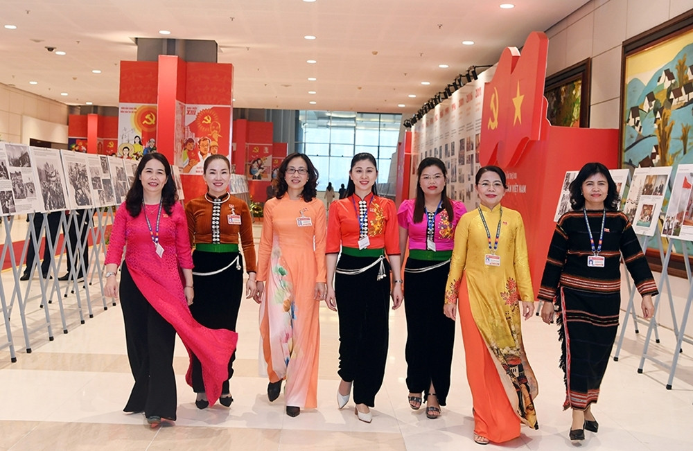 Nhiều cán bộ nữ, cán bộ DTTS đã được tín nhiệm bầu, bổ nhiệm giữ các chức vụ lãnh đạo chủ chốt của Đảng, Nhà nước. (Trong ảnh: Các đại biểu nữ tham dự Đại hội lần thứ XIII của Đảng)