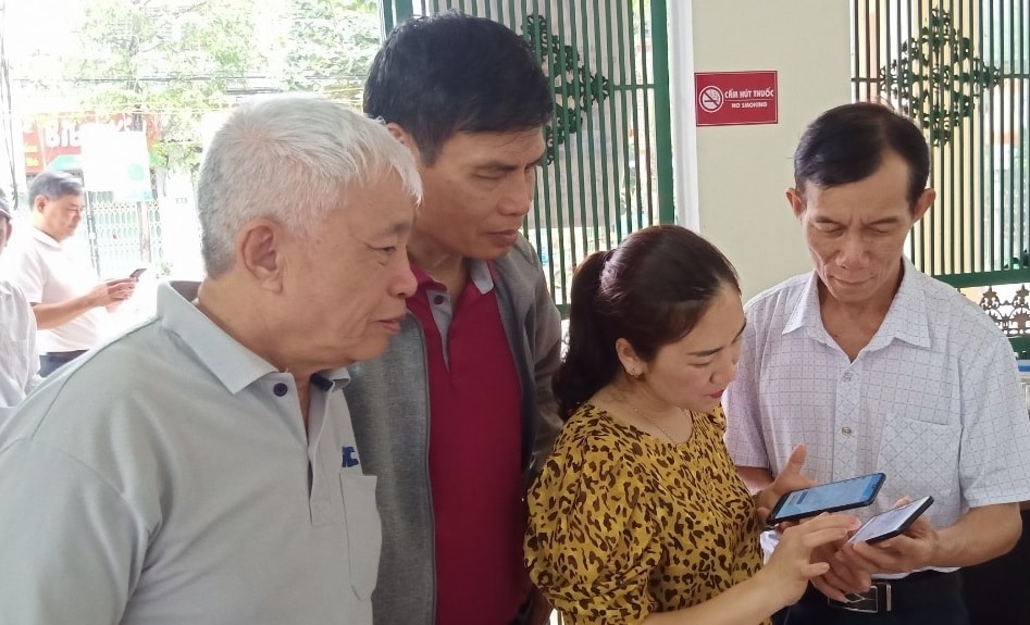 Hướng dẫn triển khai chi trả qua tài khoản cho đối tượng hưởng chính sách an sinh xã hội từ ngân sách nhà nước (Ảnh minh họa)