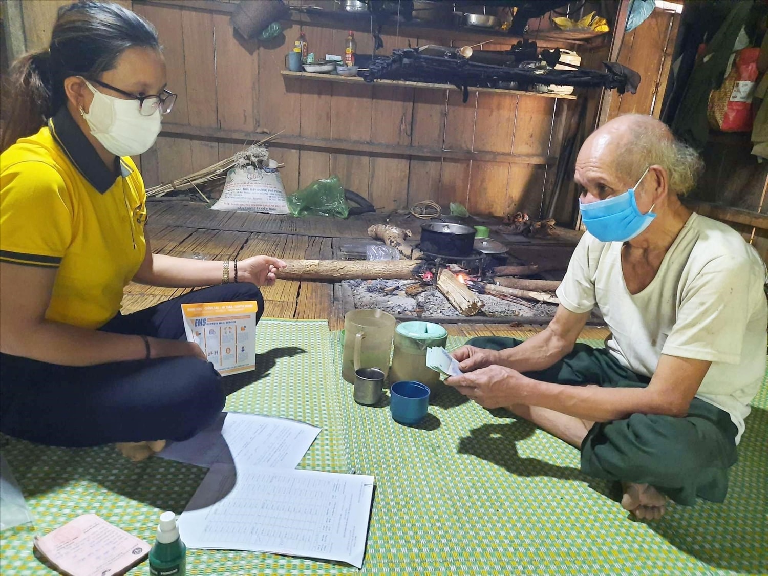 Thúc đẩy chuyển đổi số tạo điều kiện để người dân tiếp cận các dịch vụ an sinh xã hội một cách thuận lợi, đặc biệt là chi trả không dùng tiền mặt. (Trong ảnh: Cán bộ Bưu điện tỉnh Quảng Nam chi trả chế độ ưu đãi Người có công tại nhà)