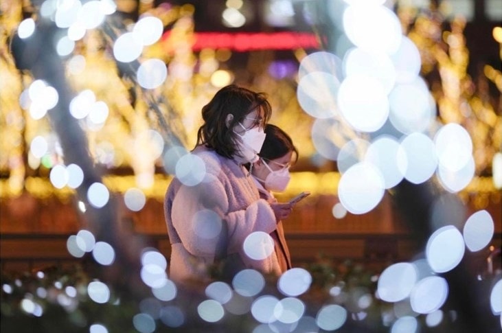 Người dân đeo khẩu trang trên đường phố thủ đô Bắc Kinh, Trung Quốc. (Ảnh: Kyodo) Người dân đeo khẩu trang trên đường phố thủ đô Bắc Kinh, Trung Quốc. (Ảnh: Kyodo)