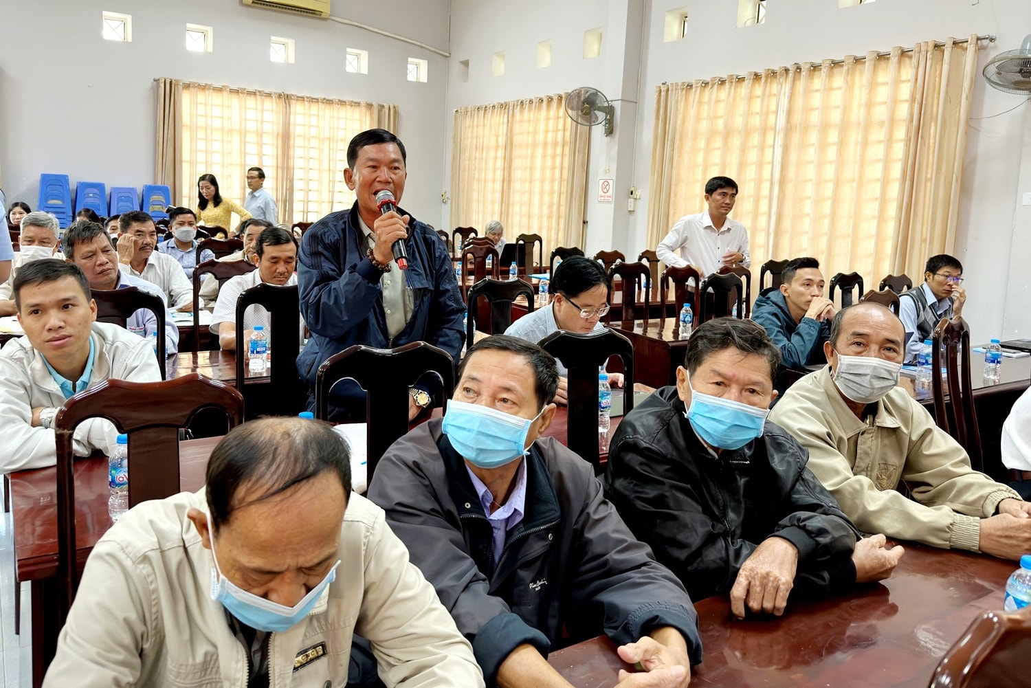 Nông dân phát biểu ý kiến tại Hội nghị đối thoại