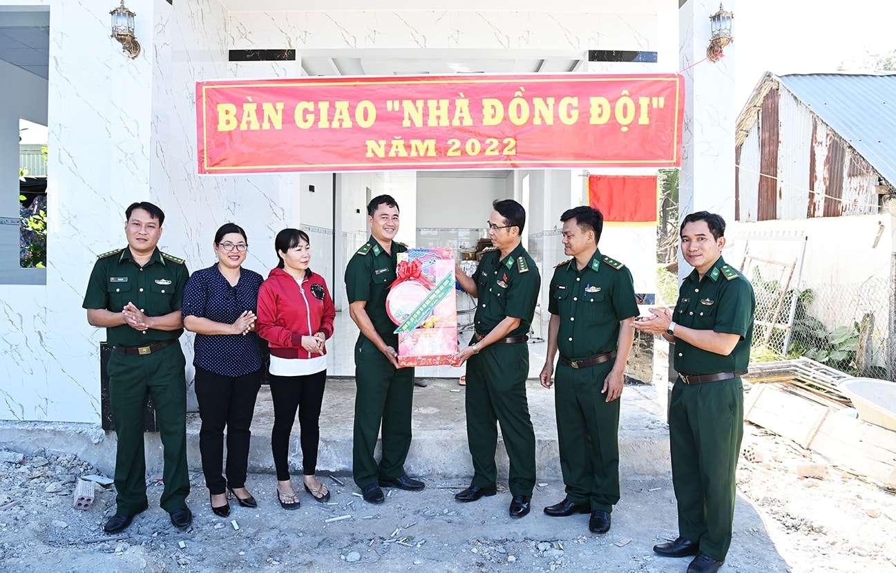 Đại tá Doãn Đình Tránh - Phó Chính ủy BĐBP tỉnh Kiên Giang trao quà và làm Lễ bàn giao nhà cho cán bộ, chiến sĩ Biên phòng 