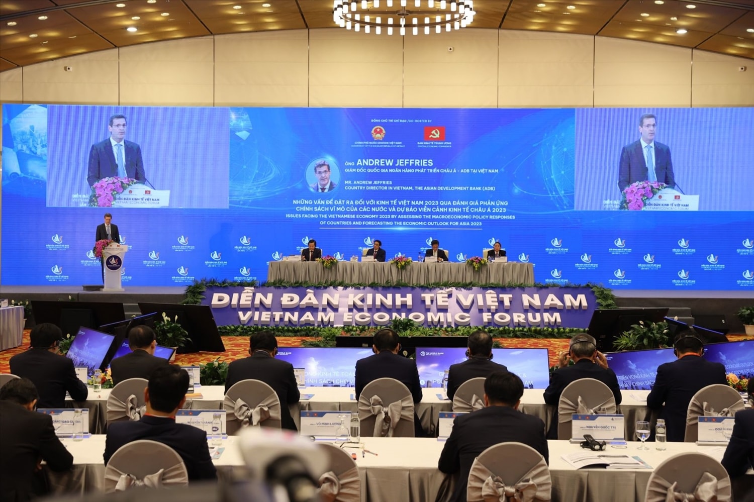 Quang cảnh phiên toàn thể trong khuôn khổ Diễn đàn Kinh tế Việt Nam lần thứ 5, diễn ra chiều 17/12/2022.
