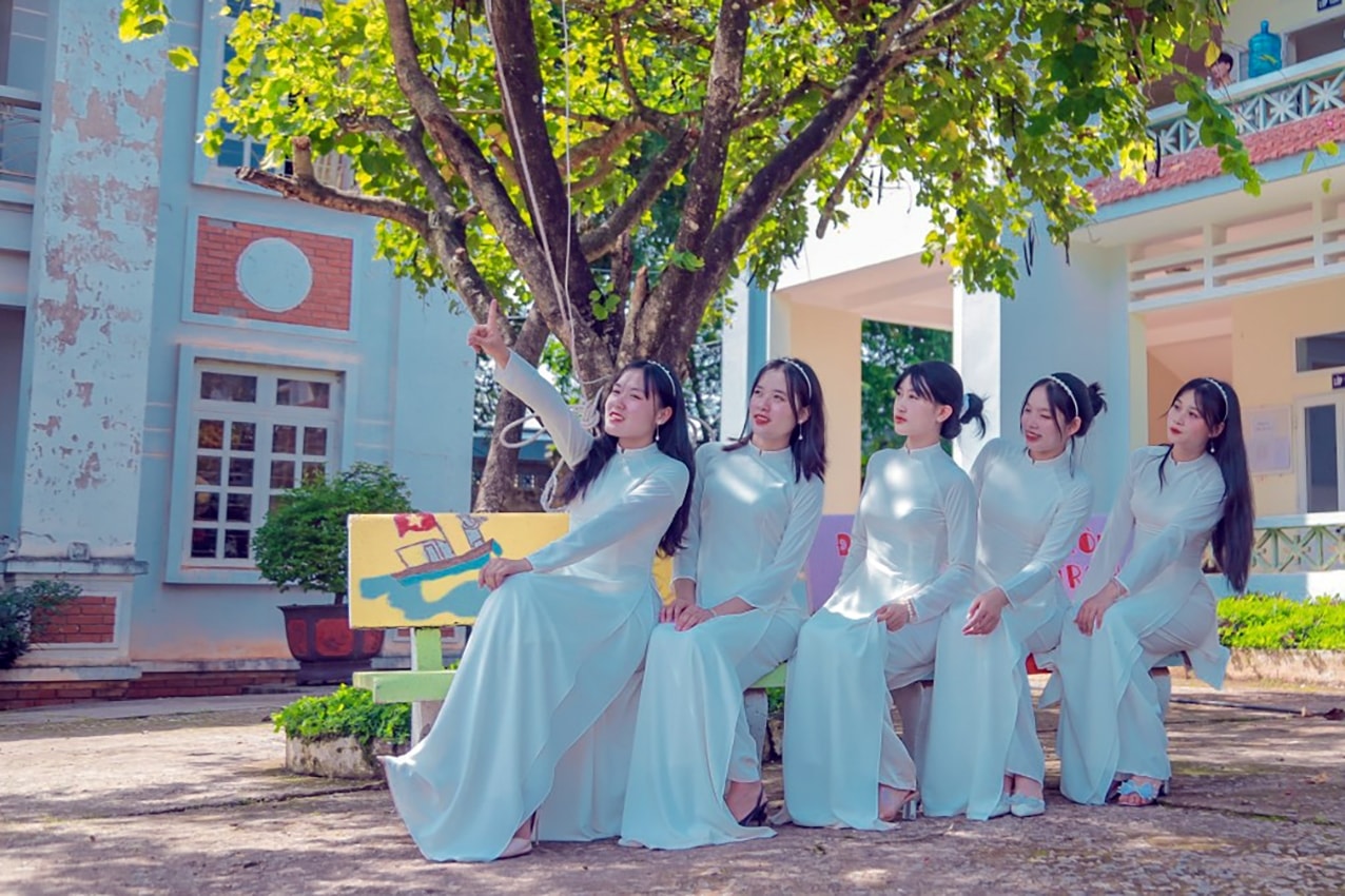 Lò Thị Xuân Hoa (thứ 2 từ trái sang) sinh viên năm nhất, ngành Công nghệ thông tin, Học viện Mật mã Hà Nội.
