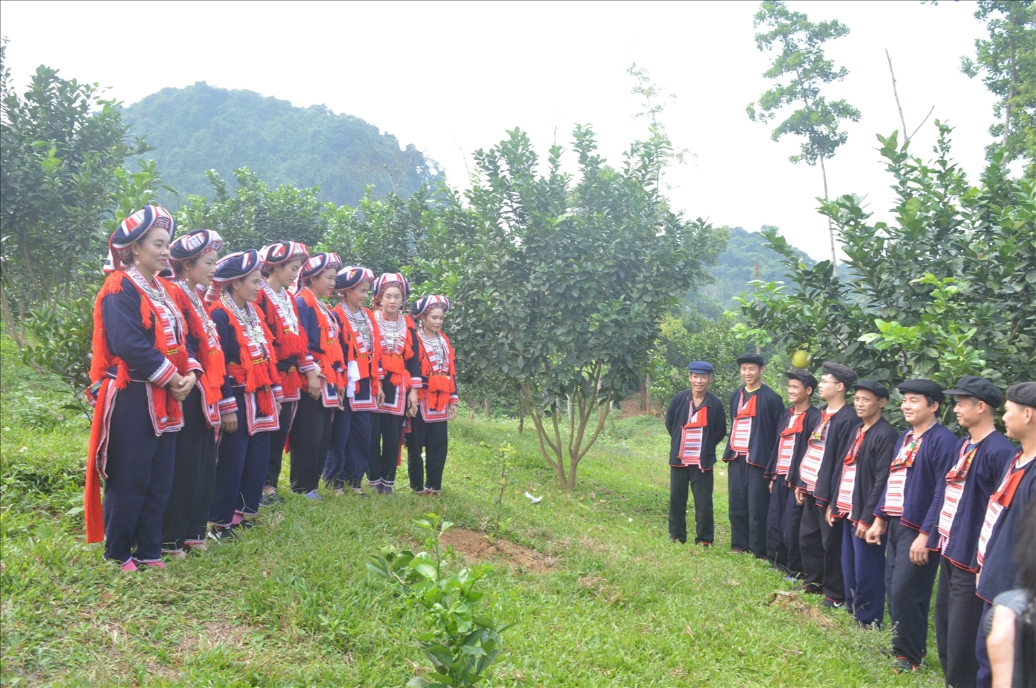 Tiết mục hát Páo Dung làn điệu giao duyên của người Dao xã Tân Thành (Hàm Yên). Tiết mục hát Páo Dung làn điệu giao duyên của người Dao xã Tân Thành (Hàm Yên).
