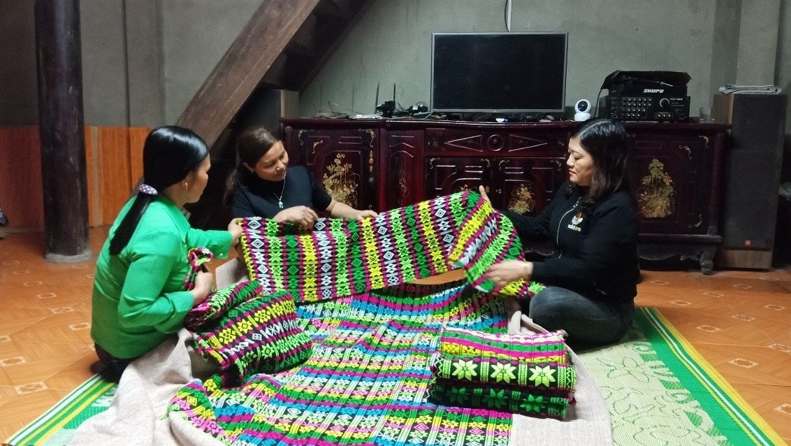 Mô hình dệt thổ cẩm của Chi hội Phụ nữ thôn Nà Chang, xã Khuôn Hà (Lâm Bình) thu hút nhiều hội viên th Mô hình dệt thổ cẩm của Chi hội Phụ nữ thôn Nà Chang, xã Khuôn Hà (huyện Lâm Bình) thu hút nhiều hội viên th