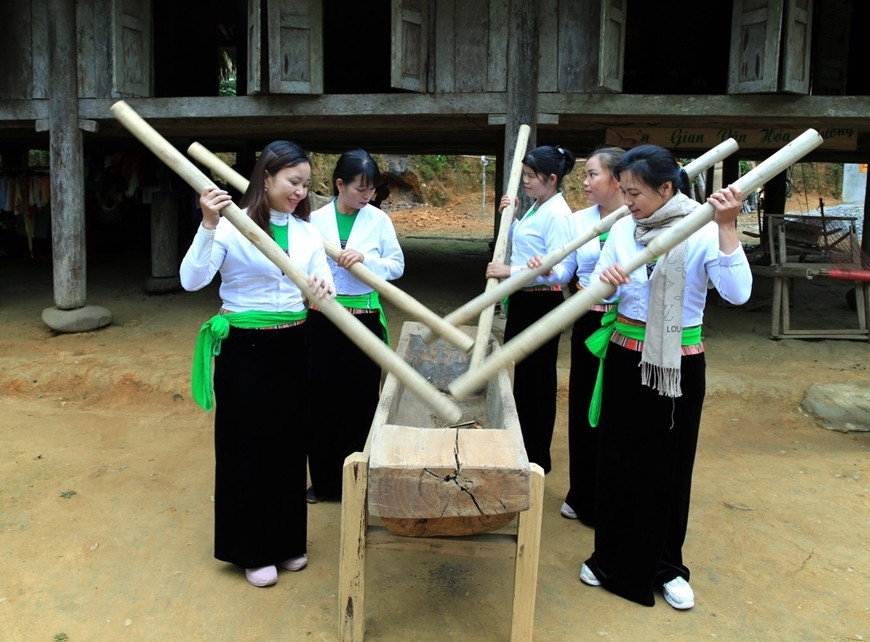  Phụ nữ Mường thực hiện đâm đuống