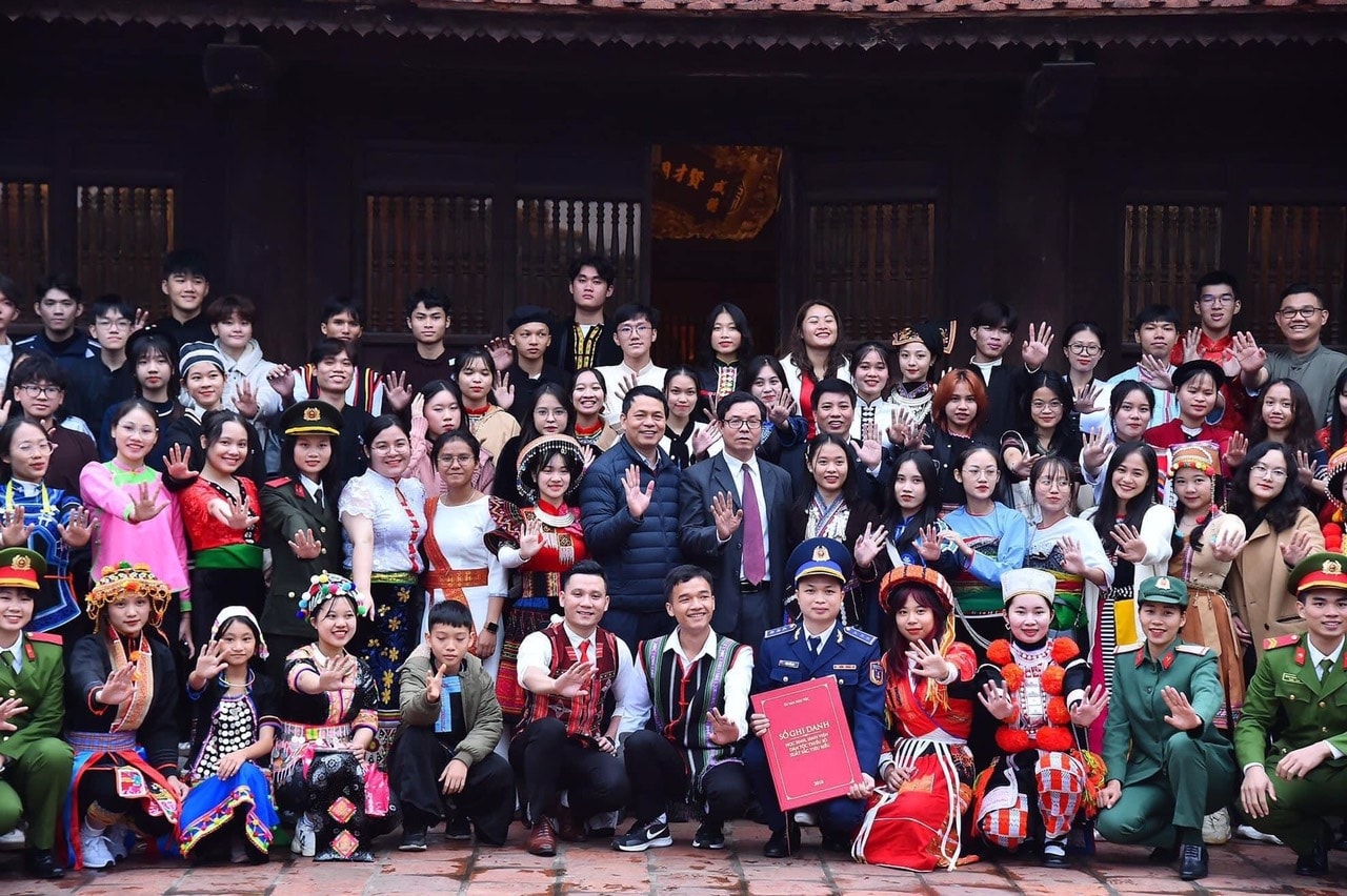 Nữ sinh Lò Thị Xuân Hoa cùng Đoàn học sinh, sinh viên, thanh niên DTTS tiêu biểu, xuất sắc tham quan Di tích Văn miếu Quốc Tử Giám (12/2022)