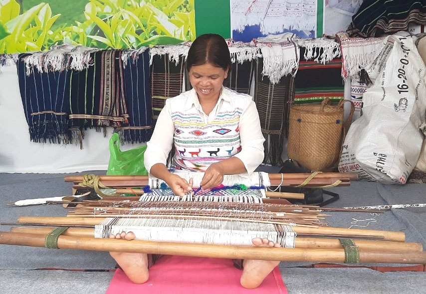 Nghề dệt thổ cẩm đã giúp tăng thu nhập cho nhiều người DTTS ở Lâm Đồng
