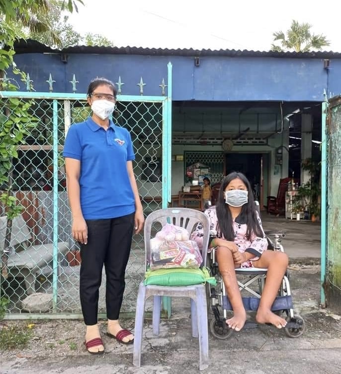 Chị Sô Phia thường xuyên đến thăm, tặng quà trẻ em DTTS bị bệnh 