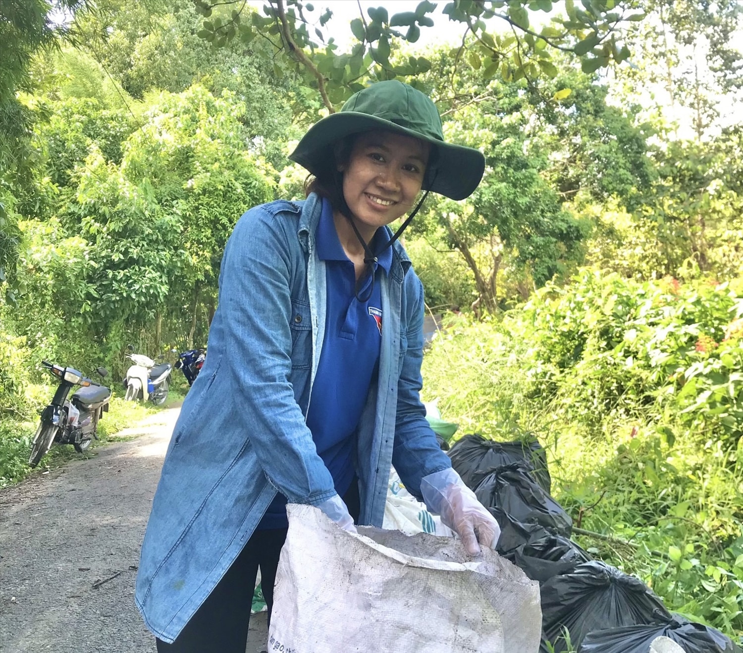  Chị Sô Phia tham gia thu dọn môi trường trong đợt phòng chống bệnh Sốt xuất huyết  