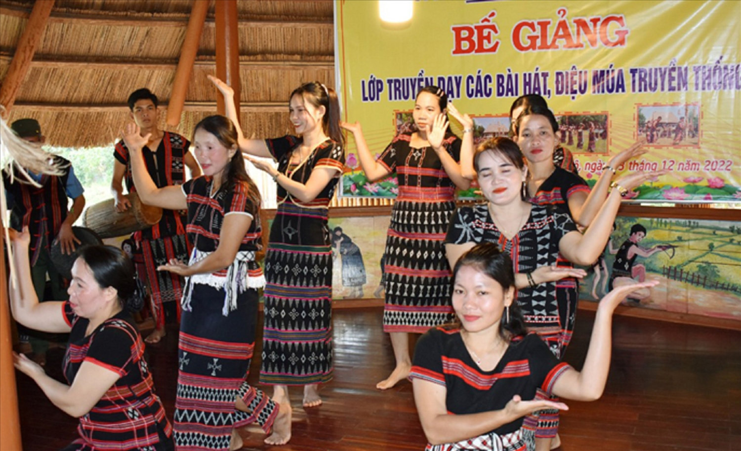 Các nghệ nhân truyền dạy các bài múa cho các học viên