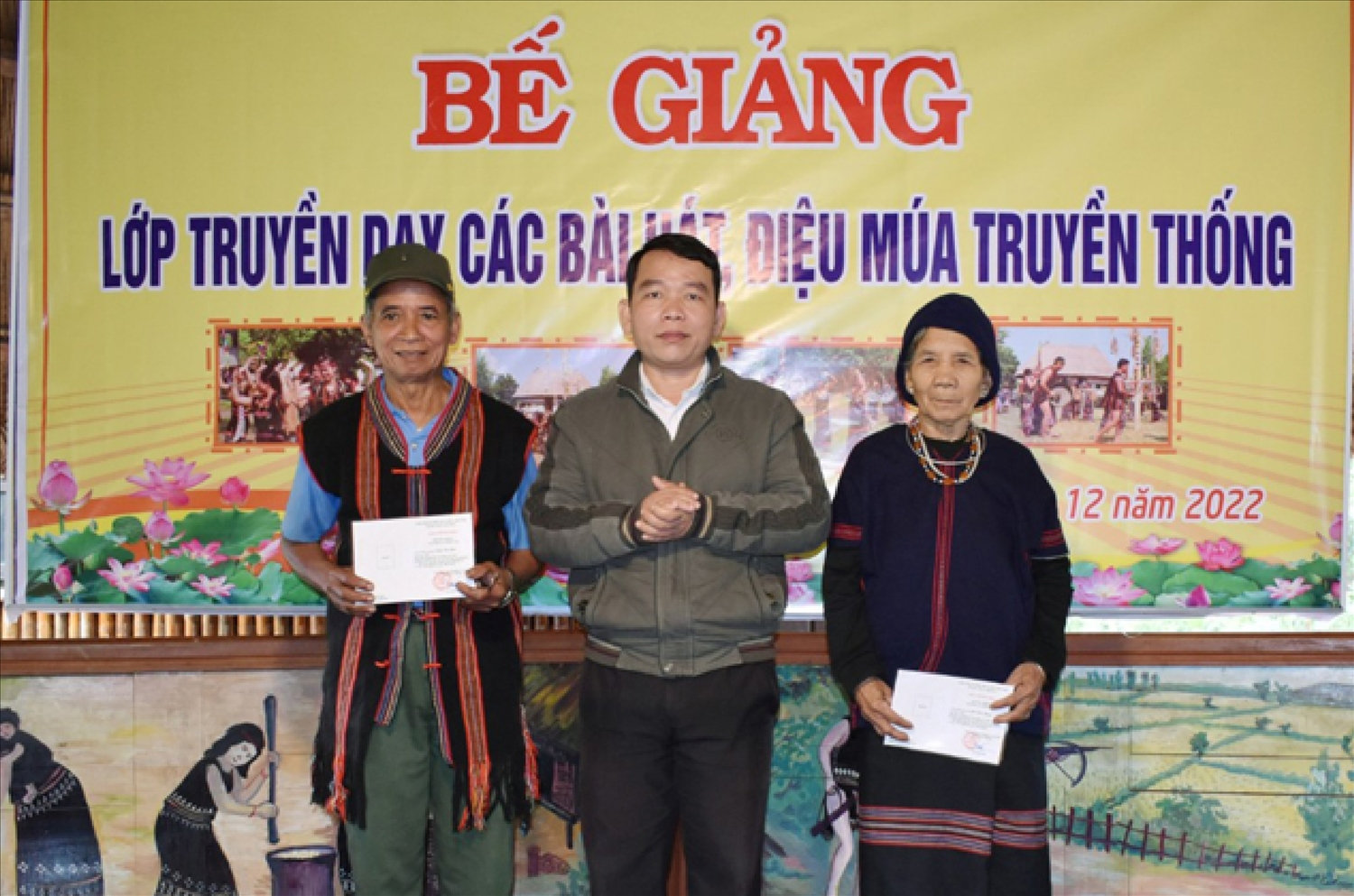 Các nghệ nhân phấn khởi trao truyền lại văn hóa cho những người trẻ