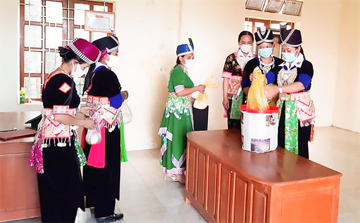 Các thành viên CLB “Phụ nữ tham gia bảo vệ chủ quyền an ninh biên giới quốc gia” của bản Huồi Viêng, xã Đọoc Mạy quyên góp gạo vào “Hũ gạo tiết kiệm” Các thành viên CLB “Phụ nữ tham gia bảo vệ chủ quyền an ninh biên giới quốc gia” của bản Huồi Viêng, xã Đọoc Mạy quyên góp gạo vào “Hũ gạo tiết kiệm”