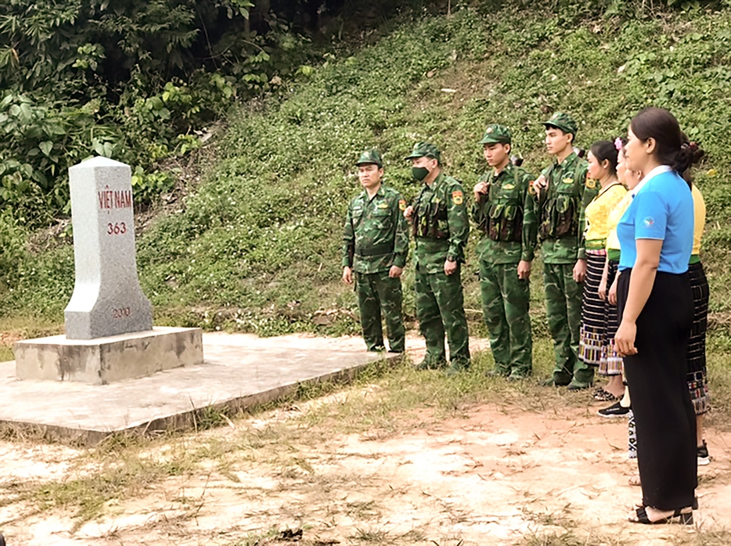 Hội viên Câu lạc bộ “Phụ nữ tham gia bảo vệ chủ quyền an ninh biên giới” cùng cán bộ, chiến sĩ Đồn Biên phòng Thông Thụ tuần tra, bảo vệ đường biên, mốc quốc giới Hội viên Câu lạc bộ “Phụ nữ tham gia bảo vệ chủ quyền an ninh biên giới” cùng cán bộ, chiến sĩ Đồn Biên phòng Thông Thụ tuần tra, bảo vệ đường biên, mốc quốc giới