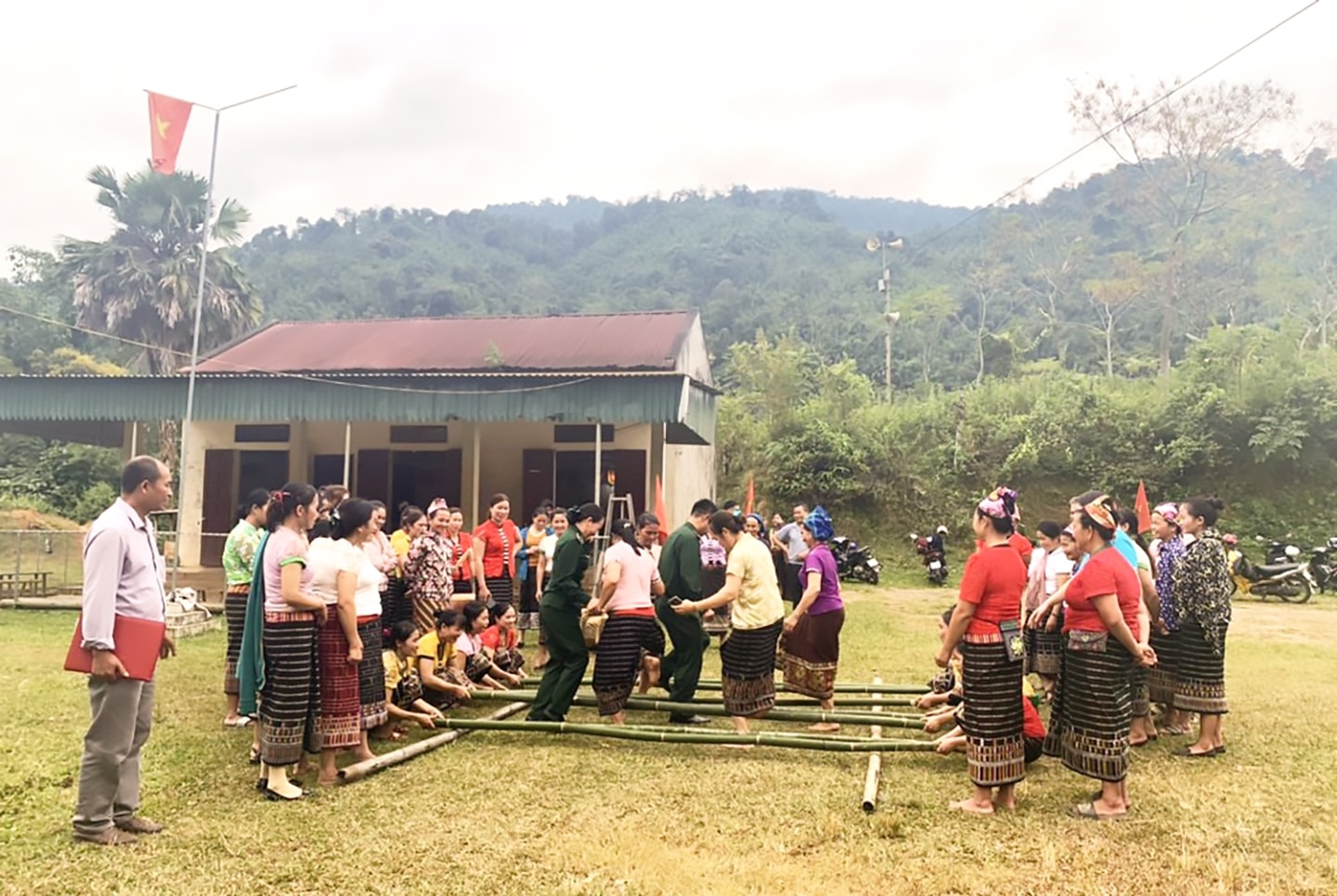 Hội viên phụ nữ xã Thông Thụ và các lực lượng tham gia các hoạt động nhân Ngày hội Đại đoàn kết các dân tộc trên địa bàn Hội viên phụ nữ xã Thông Thụ và các lực lượng tham gia các hoạt động nhân Ngày hội Đại đoàn kết các dân tộc trên địa bàn