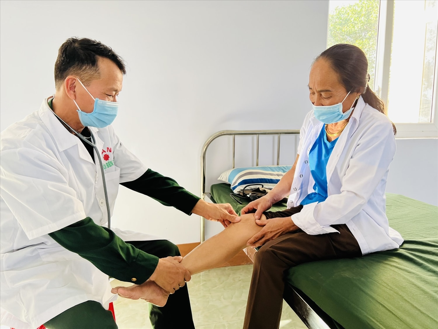 Người dân biên giới đến Trạm xá quân dân ý khám bệnh