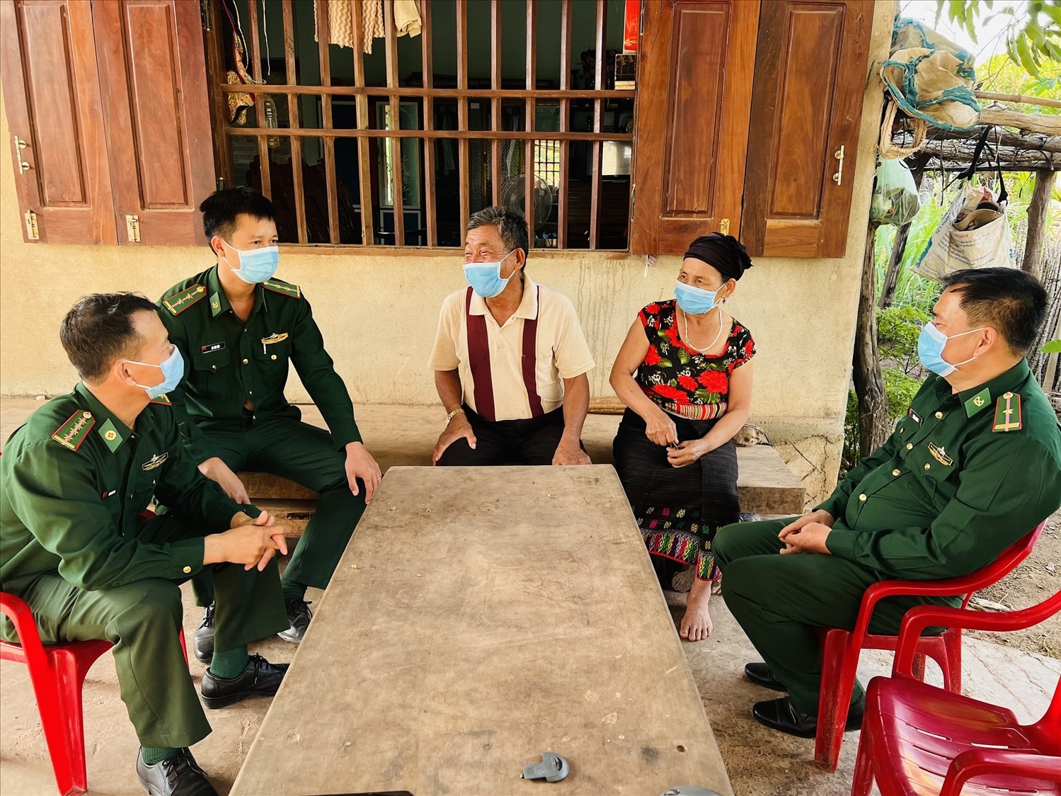 Cán bộ, chiến sĩ Bộ đội Biên phòng thường xuyên đến khu dân cư tuyên truyền, vận động Nhân dân