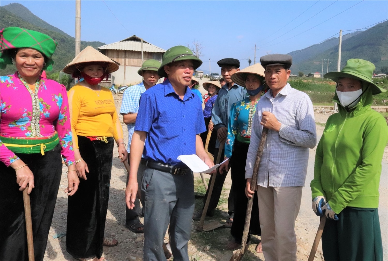 Đội ngũ Người có uy tín có vai trò quan trọng trong việc tuyên truyền, vận động Nhân dân chấp hành pháp luật. (Trong ảnh: Ông Lò Văn Pháng - đứng giữa áo xanh, Người có uy tín bản Nà Bá, xã Ngọc Chiến, huyện Mường La, vận động người dân làm đường giao thông nông thôn) Đội ngũ Người có uy tín có vai trò quan trọng trong việc tuyên truyền, vận động Nhân dân chấp hành pháp luật. (Trong ảnh: Ông Lò Văn Pháng - đứng giữa áo xanh, Người có uy tín bản Nà Bá, xã Ngọc Chiến, huyện Mường La, vận động người dân làm đường giao thông nông thôn)