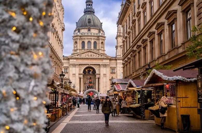  Người dân đi mua quà Giáng sinh trên một tuyến phố ở  Budapest, Hungary (Ảnh: happilyevertravels.com)
