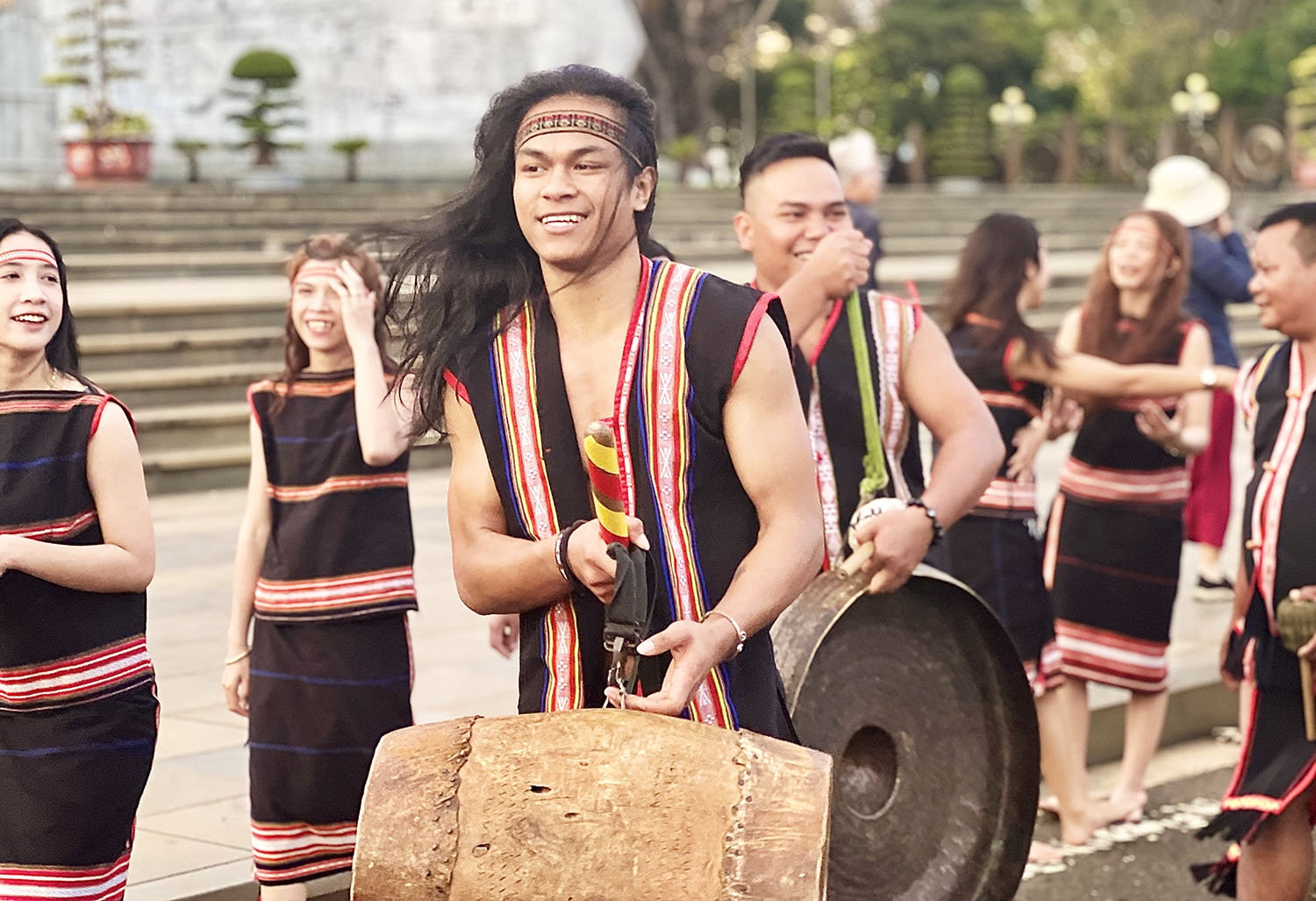 Nghệ nhân Gia Rai hăng say biểu diễn cồng chiêng Nghệ nhân Gia Rai hăng say biểu diễn cồng chiêng