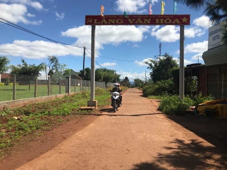 Đường giao thông ở làng Thung (xã Hnol, huyện Đak Đoa) được bê tông hóa khang trang, sạch đẹp Đường giao thông ở làng Thung (xã Hnol, huyện Đak Đoa) được bê tông hóa khang trang, sạch đẹp