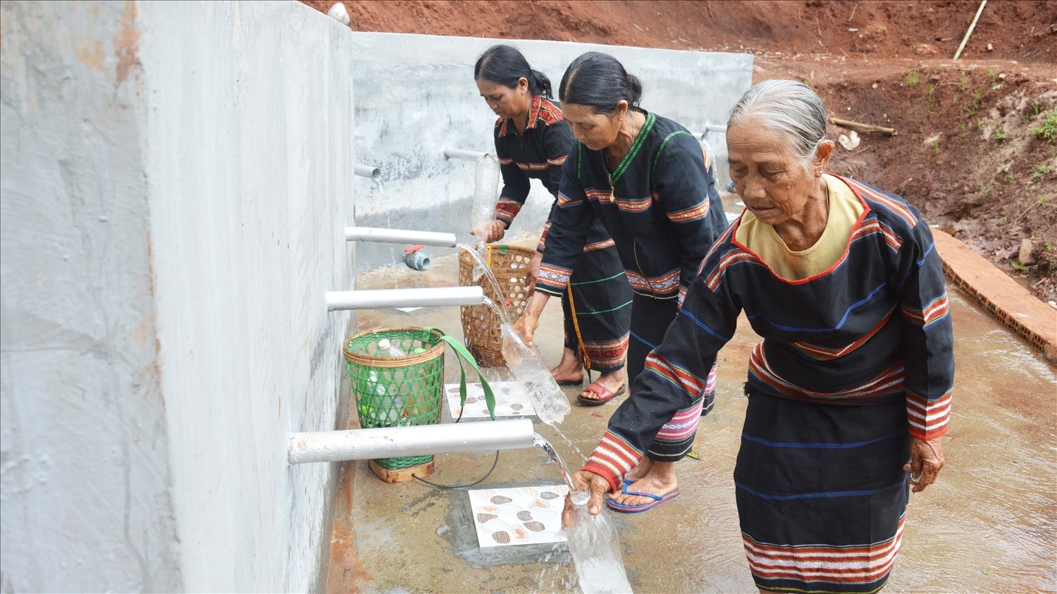 Đồng bào Ba Na ở làng Thung (xã Hnol, huyện Đak Đoa) lấy nước sạch về phục vụ sinh hoạt Đồng bào Ba Na ở làng Thung (xã Hnol, huyện Đak Đoa) lấy nước sạch về phục vụ sinh hoạt