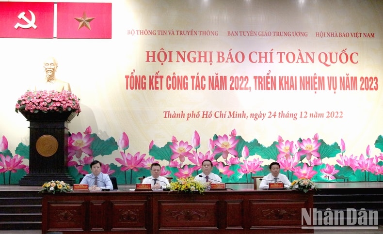 Ban chủ trì Hội nghị tổng kết công tác báo chí toàn quốc năm 2022. (Ảnh: THẾ ANH)