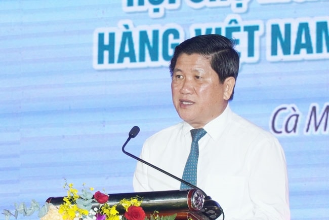 Phó Chủ tịch UBND tỉnh, Trưởng Ban tổ chức Ngày hội Cua Cà Mau Lê Văn Sử phát biểu khai mạc Ngày hội