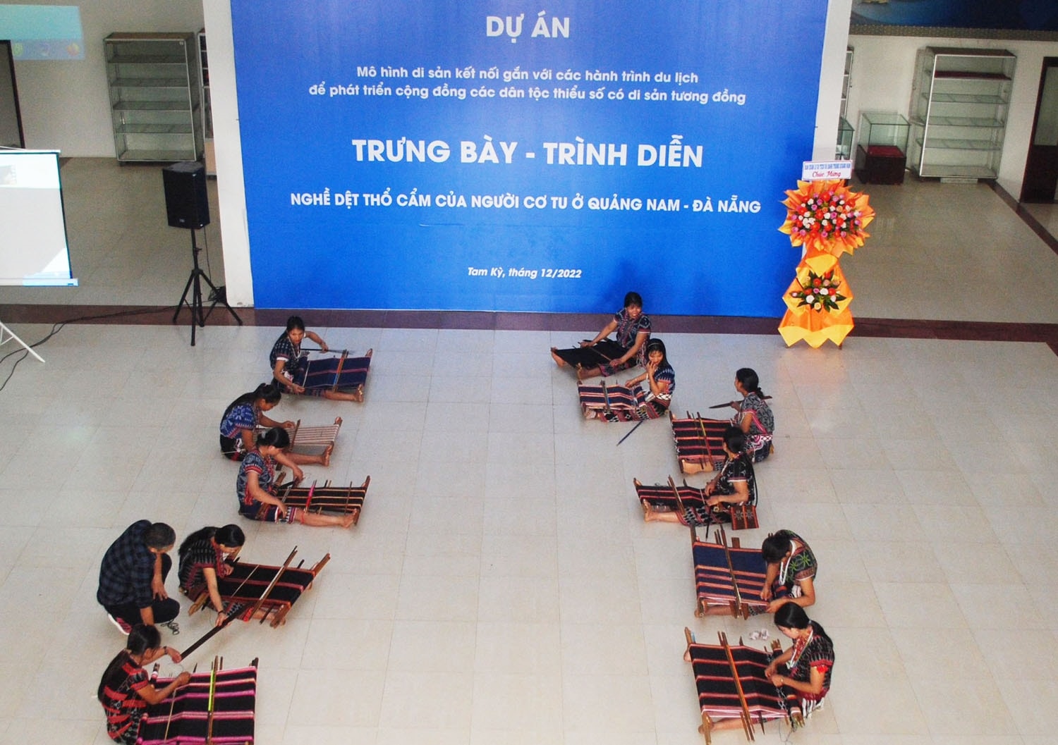 Phụ nữ dân tộc Cơ Tu xã Tà Lu (huyện Đông Giang) thực hành trình diễn nghề dệt thổ cẩm truyền thống tại Bảo tàng tỉnh Quảng Nam