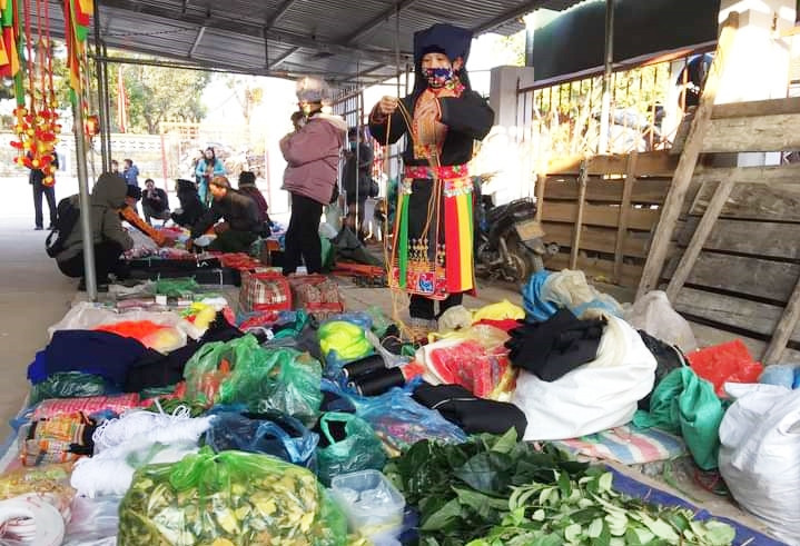 Phiên chợ thu hút đông đảo khách đến tham quan và mua sắm