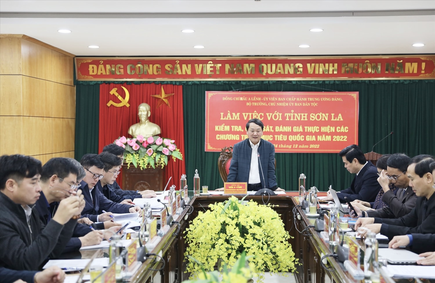 Để triển khai thực hiện hiệu quả các Chương trình MTQG với khối lượng công việc lớn, nặng nề, Bộ trưởng, Chủ nhiệm Ủy ban Dân tộc Hầu A Lềnh đề nghị tỉnh phải có quyết tâm chính trị lớn hơn, có giải pháp đồng bộ về đường lối, cơ chế; hoàn thiện bộ máy, cơ chế vận hành; tăng cường công tác phối hợp; tuyên truyền, vận động tạo sự đồng thuận trong Nhân dân Để triển khai thực hiện hiệu quả các Chương trình MTQG với khối lượng công việc lớn, nặng nề, Bộ trưởng, Chủ nhiệm Ủy ban Dân tộc Hầu A Lềnh đề nghị tỉnh phải có quyết tâm chính trị lớn hơn, có giải pháp đồng bộ về đường lối, cơ chế; hoàn thiện bộ máy, cơ chế vận hành; tăng cường công tác phối hợp; tuyên truyền, vận động tạo sự đồng thuận trong Nhân dân