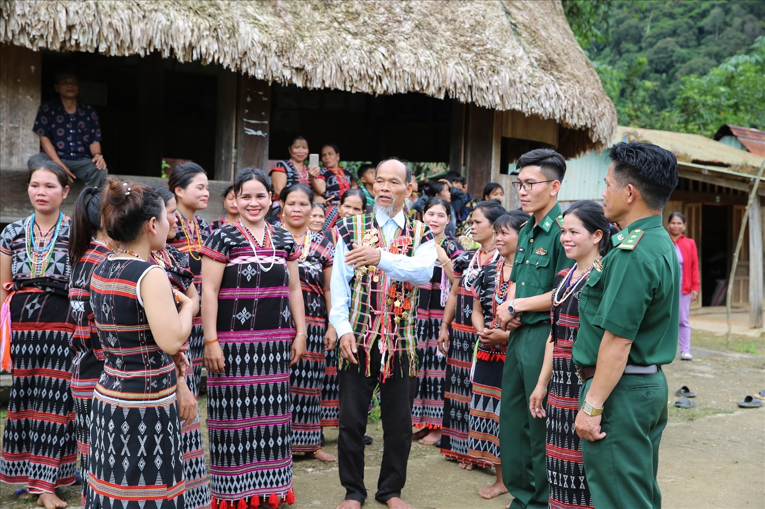 Già làng A Lăng Đàn cùng các cán bộ chiến sĩ Đồn Biên phòng A Nông vận động Nhân dân thực hiện các chủ trương, chính sách, đường lối của Đảng, pháp luật của Nhà nước