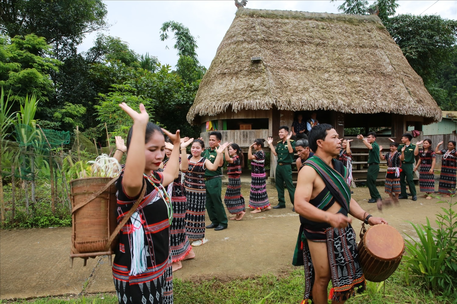 Nhân dân thôn A Rớt cùng cán bộ chiến sĩ Đồn Biên phòng A Nông vui múa cồng chiêng