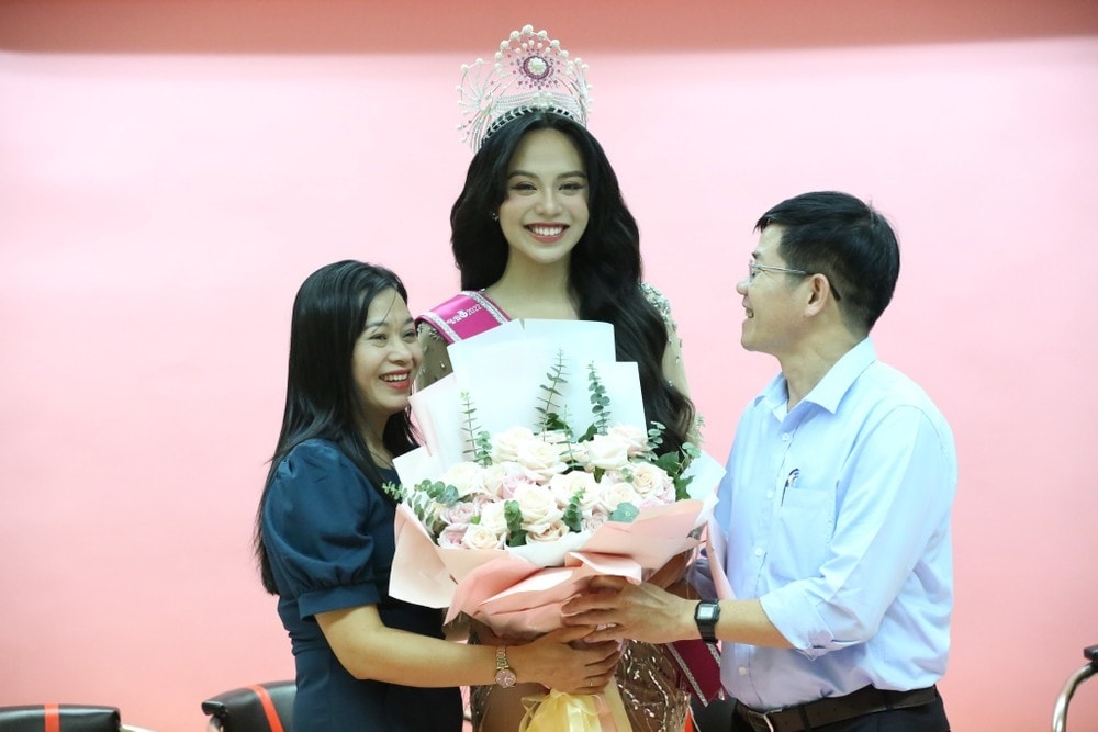Hoa hậu Huỳnh Thị Thanh Thủy trong vòng tay bố sau sau khoảnh khắc đăng quang. Ảnh: Trọng Tài.