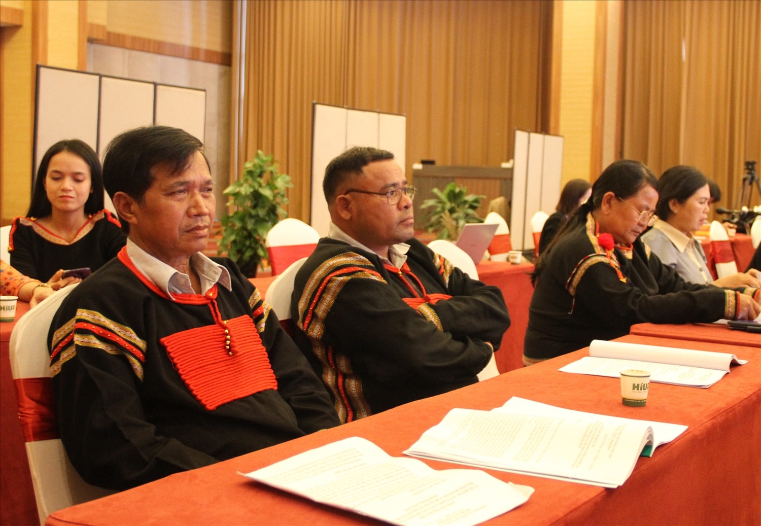 Ông Y Đeh Ayun (bìa trái), Người có uy tín buôn Phơng có nhiều đóng góp trong vận động quần chúng Nhân dân bảo tồn văn hóa truyền thống