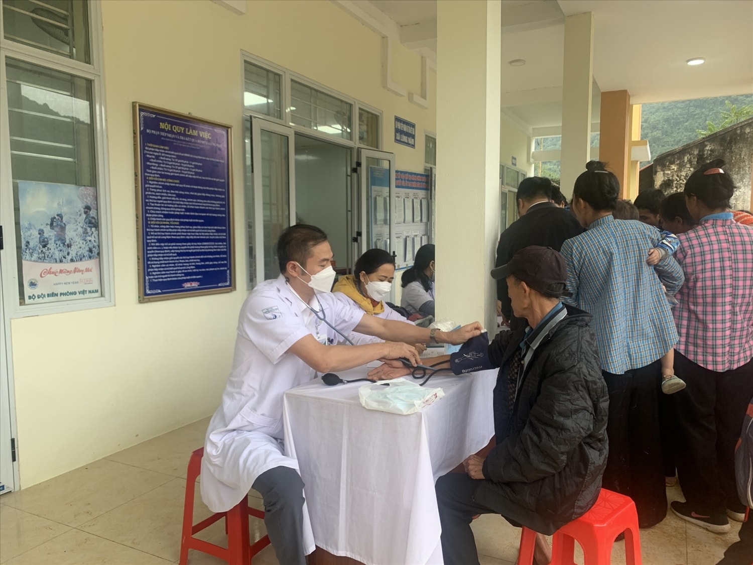 Các y, bác sỹ Bệnh viện Châm cứu Trung ương, Bệnh viện Y học cổ truyền tỉnh khám, tư vấn sức khoẻ cho người cao tuổi tại xã Lũng Nặm (Hà Quảng, Cao Bằng)