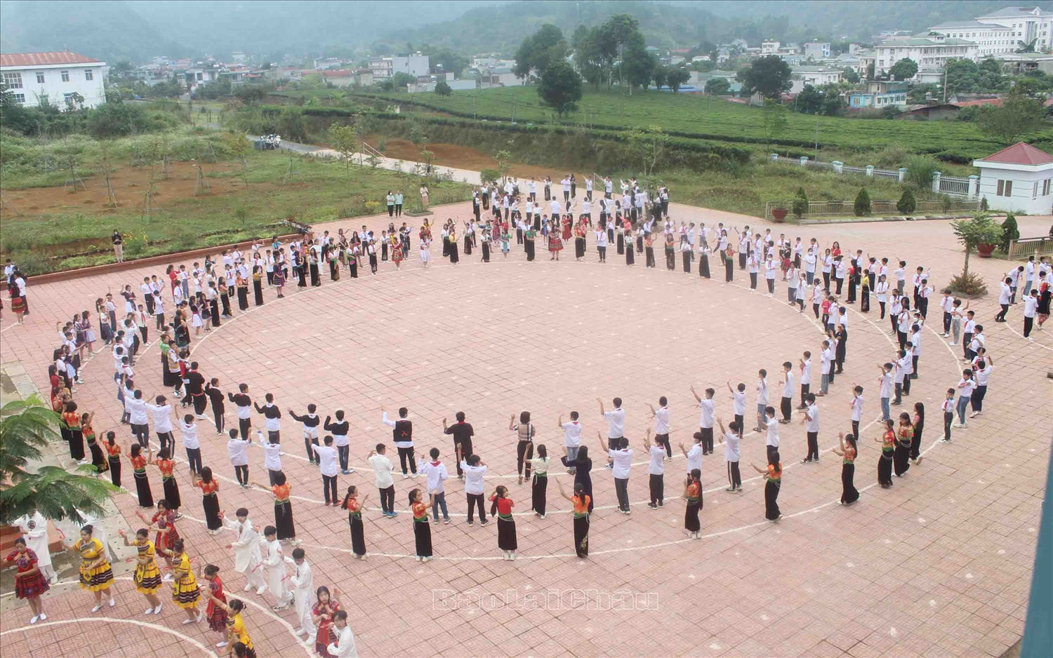 Học sinh Trường THCS Quyết Tiến múa xòe Thái. Ảnh: Hoài Thương