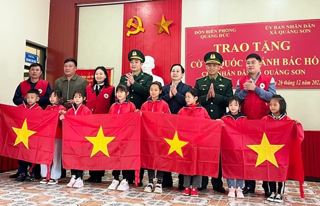 Đồn Biên phòng Quảng Đức phối hợp với Hội Chữ thập đỏ huyện Hải Hà trao tặng 600 cờ Tổ quốc và 30 ảnh Bác Hồ cho người dân khu vực biên giới Đồn Biên phòng Quảng Đức phối hợp với Hội Chữ thập đỏ huyện Hải Hà trao tặng 600 cờ Tổ quốc và 30 ảnh Bác Hồ cho người dân khu vực biên giới