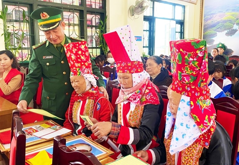 Cán bộ Đồn Biên phòng Quảng Đức phát tờ rơi tuyên truyền Luật Biên phòng Việt Nam cho người dân xã Quảng Sơn Cán bộ Đồn Biên phòng Quảng Đức phát tờ rơi tuyên truyền Luật Biên phòng Việt Nam cho người dân xã Quảng Sơn