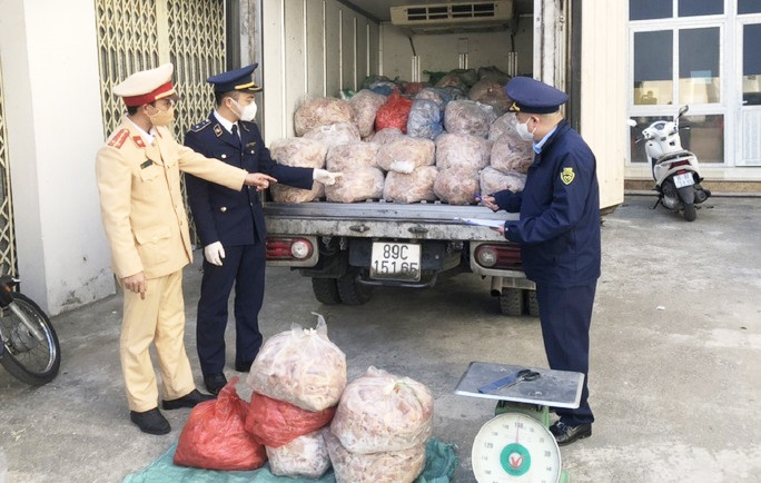 Thanh Hóa: Bắt giữ vụ vận chuyển số lượng lớn thực phẩm bẩn 