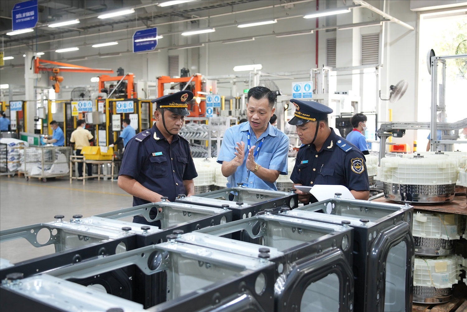 Công chức Cục Hải quan Đồng Nai - Tổng cục Hải quan kiểm tra mã hàng hoá xuất, nhập khẩu. (Ảnh Đỗ Phòng).