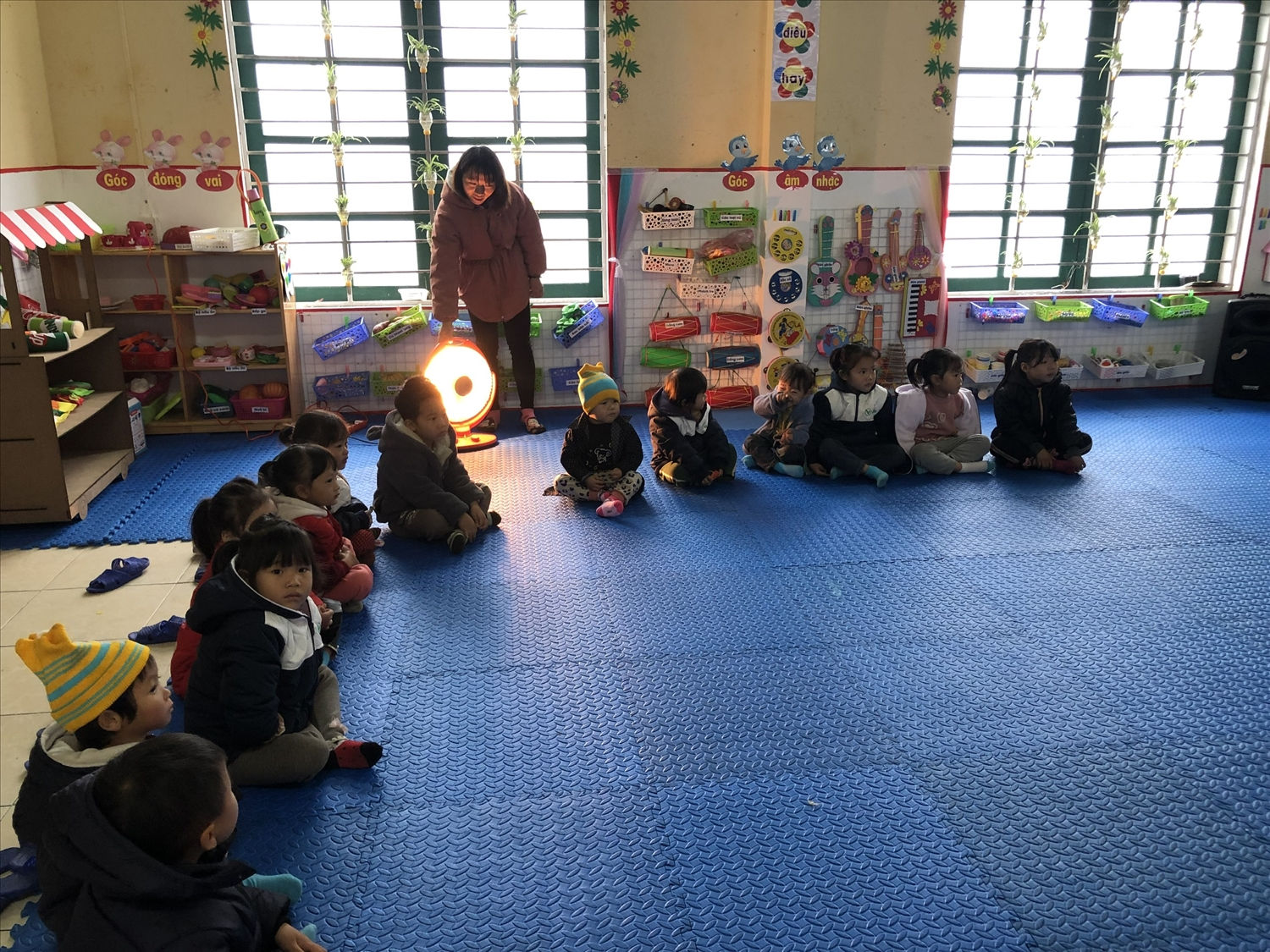 Các trường học vùng cao đều bố trí đèn sưởi tại các phòng học