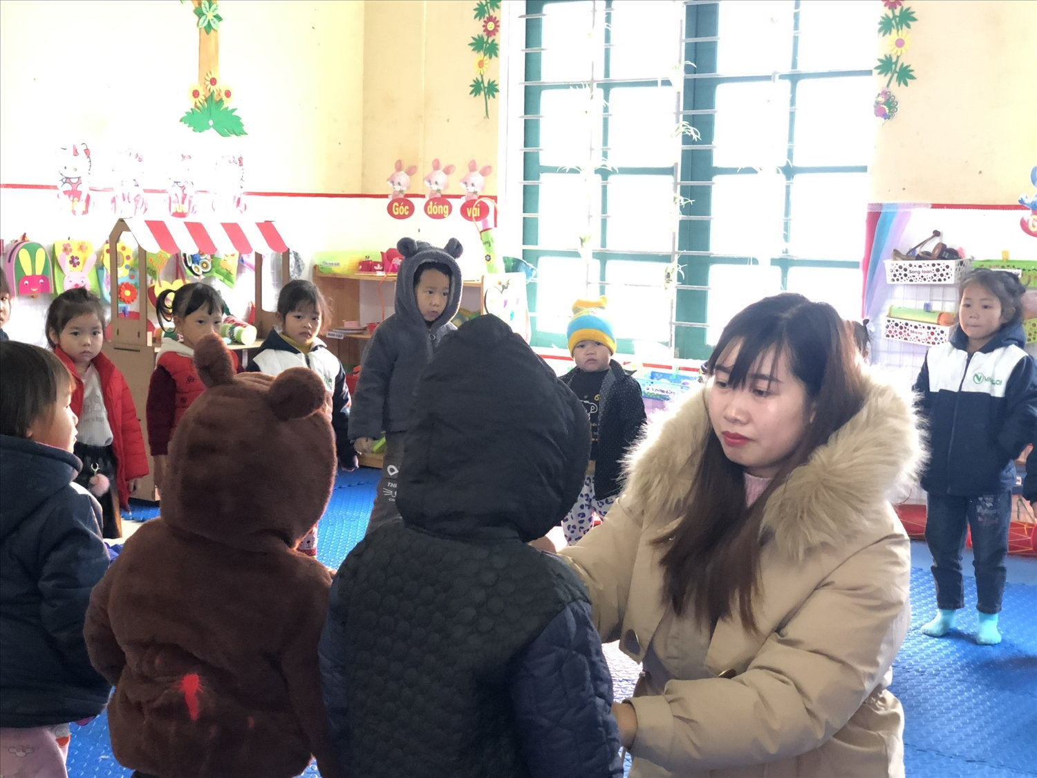 Giáo viên các trường luôn nhắc nhở học sinh mặc đủ ấm để bảo đảm sức khỏe
