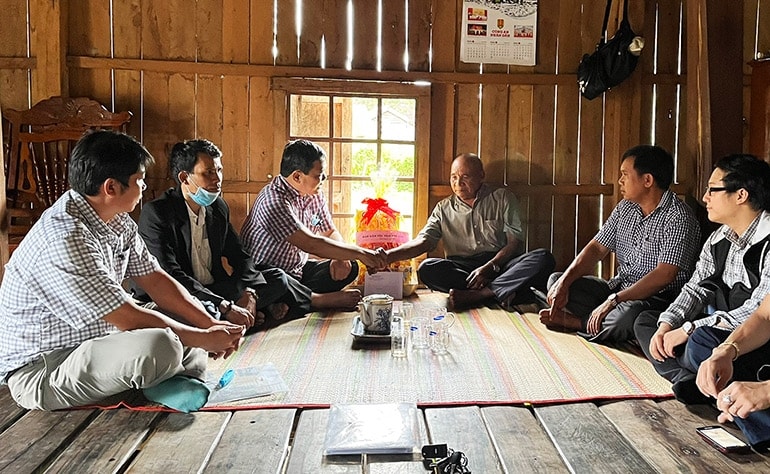 Lãnh đạo Ban Dân tộc tỉnh thăm và tuyên truyền, phổ biến pháp luật cho người có uy tín tại huyện Sơn Hòa. Ảnh: NGÔ XUÂN