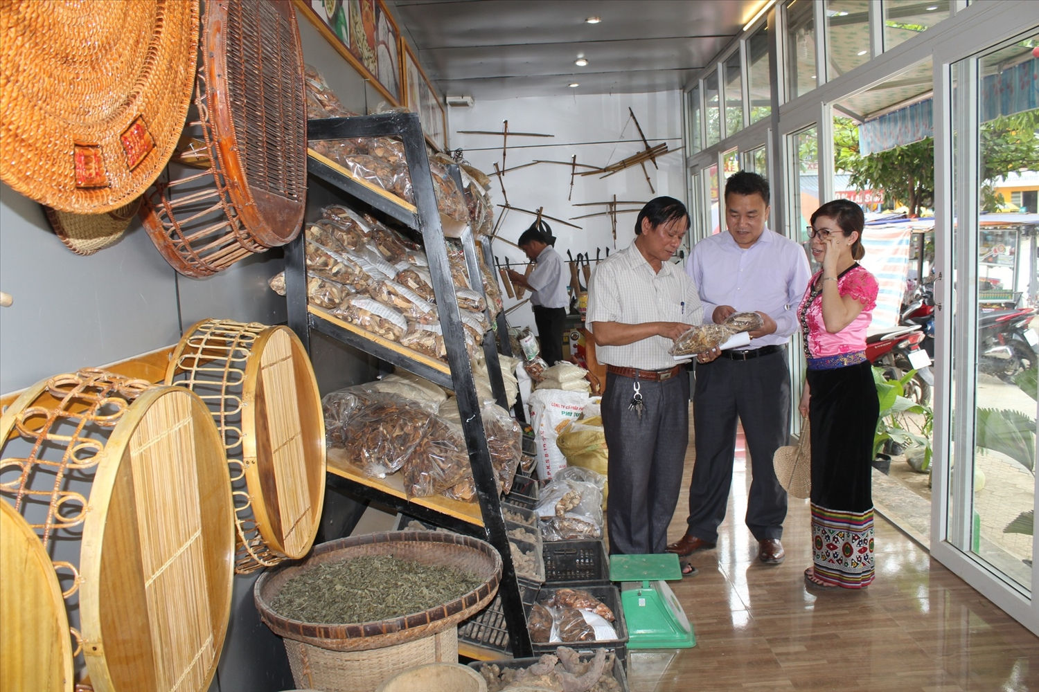 Gian hàng đặc sản được huyện Quế Phong được mở với mong muốn kết nối tiêu thụ sản phẩm bà con sản xuất - ảnh tư liệu Gian hàng đặc sản được huyện Quế Phong được mở với mong muốn kết nối tiêu thụ sản phẩm bà con sản xuất - ảnh tư liệu