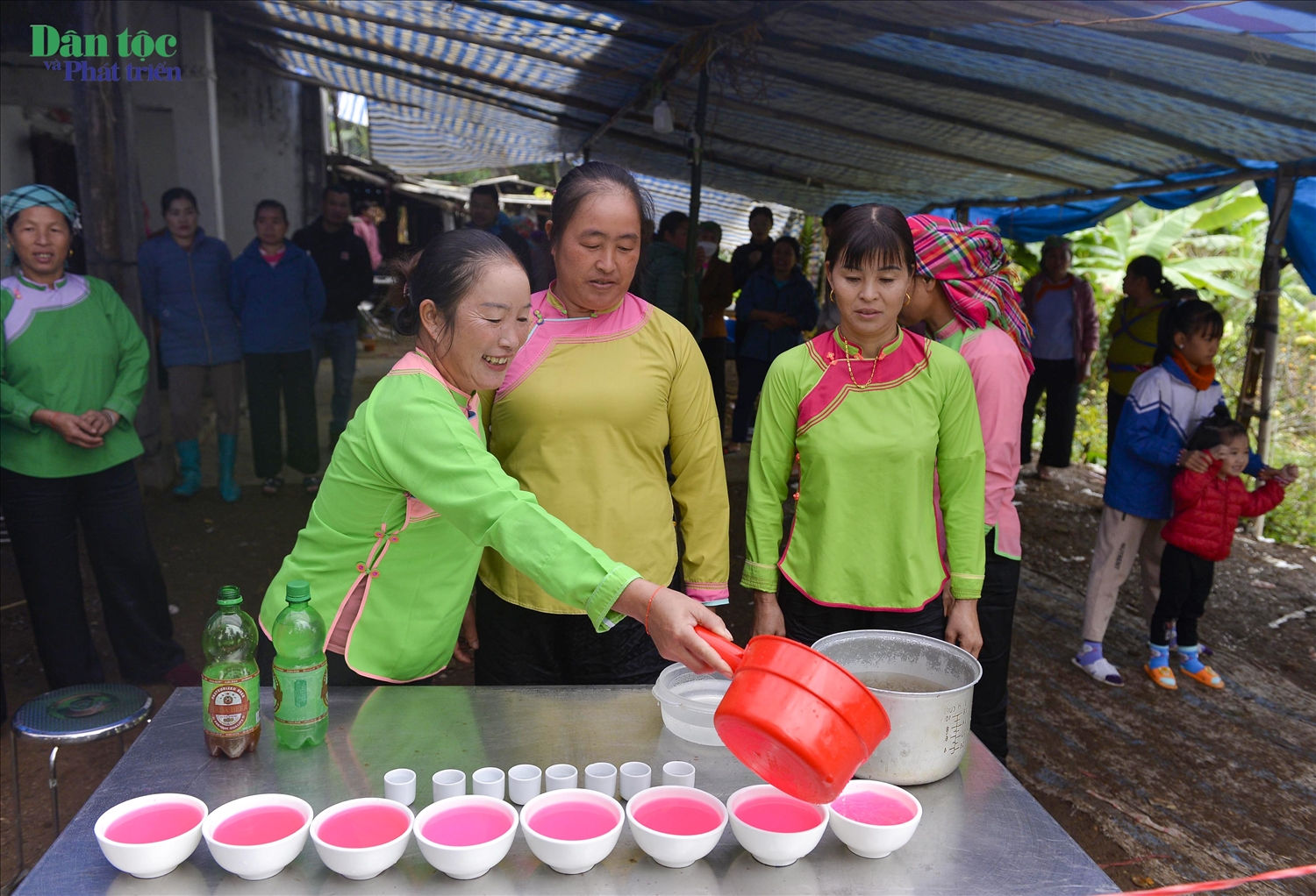 Nhà gái chuẩn bị những bát nước màu lá cây rừng đón đoàn nhà trai biểu thị sự may mắn, hồng phúc